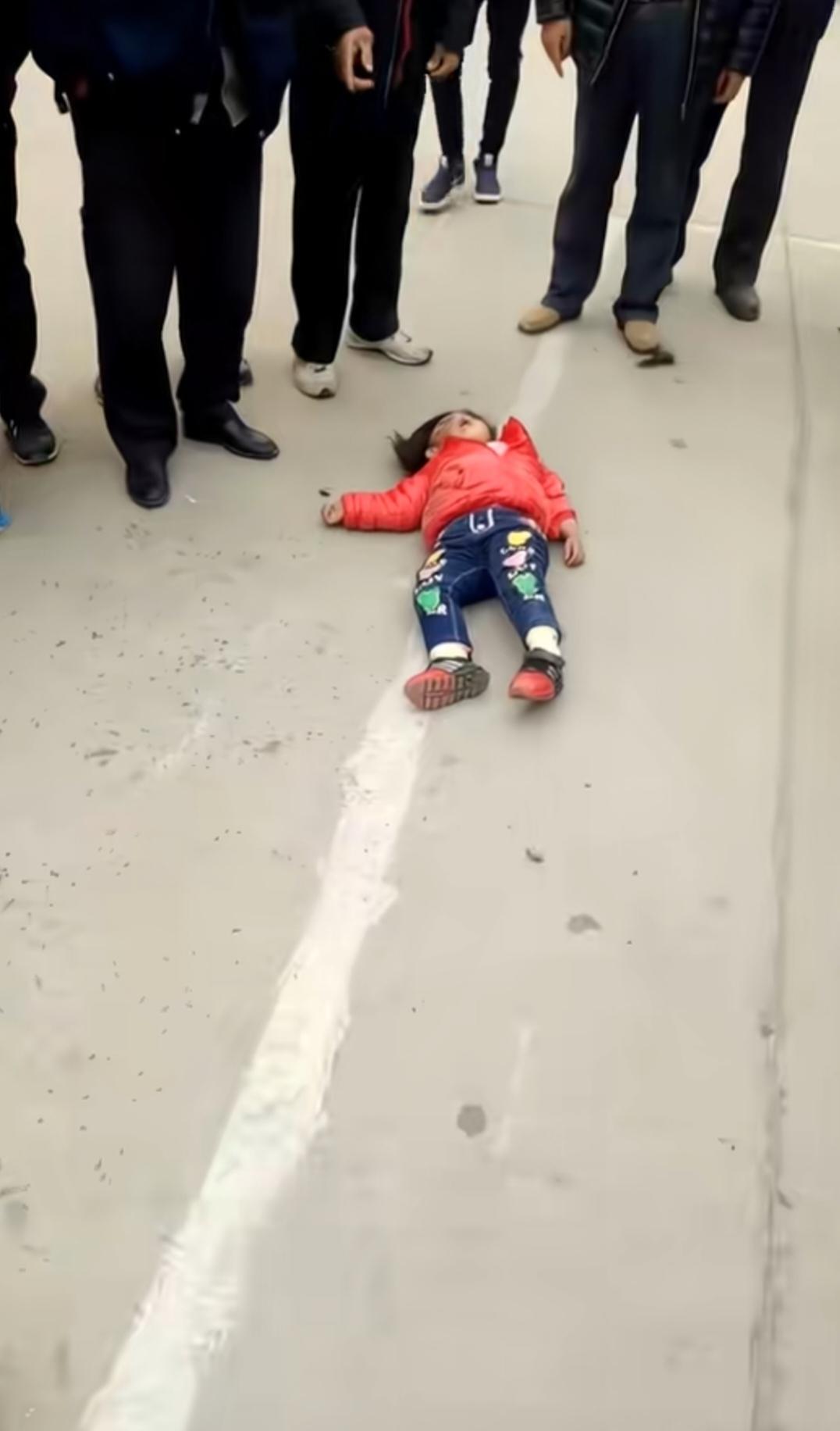 快过年了，出门在外一定要照顾好孩子，别等出事了才知道后悔，希望孩子平安...