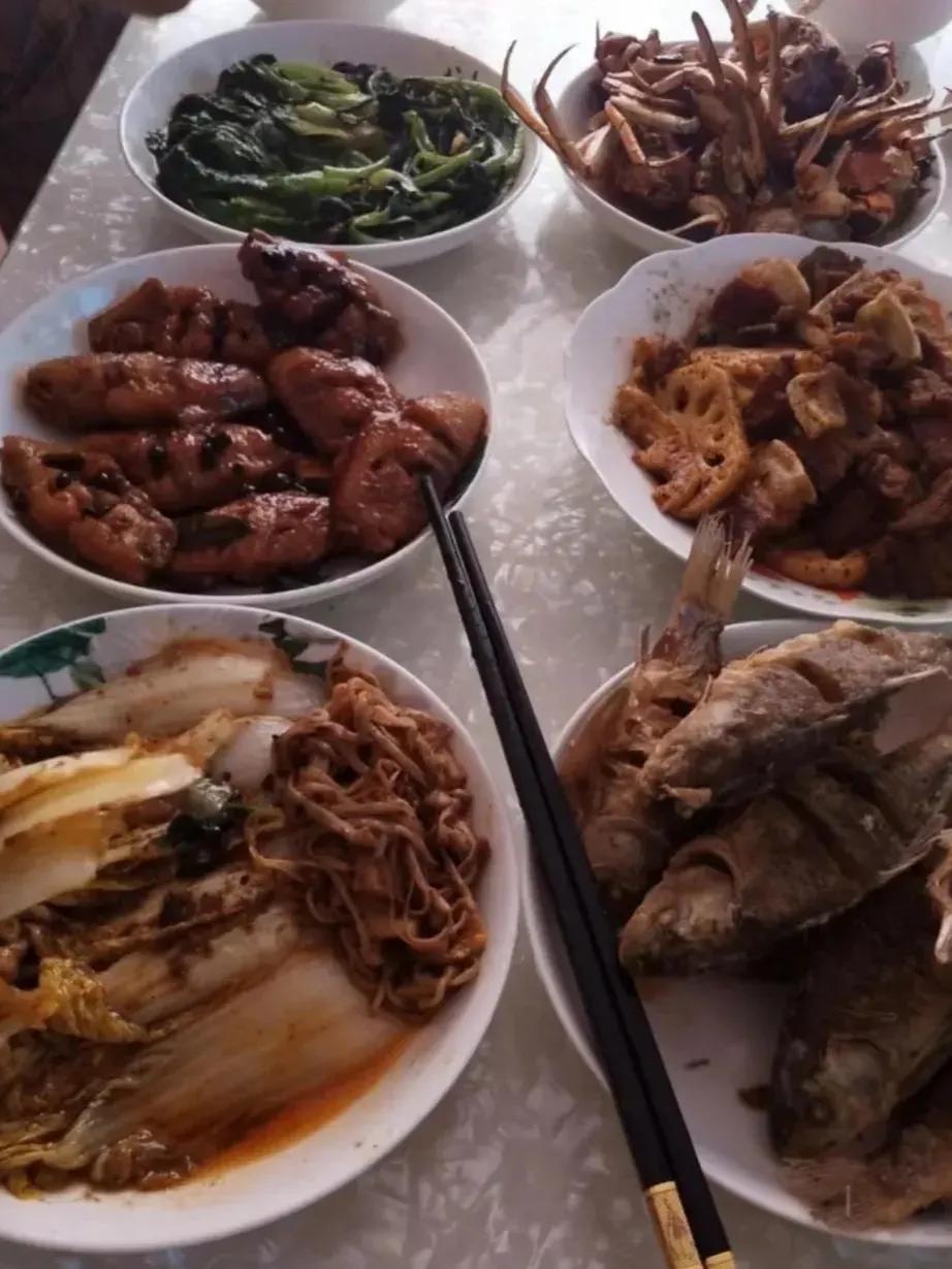没有对此就没有伤害！
图一：表哥离婚前吃的饭菜！
图二：表哥离婚后吃的饭菜！
表