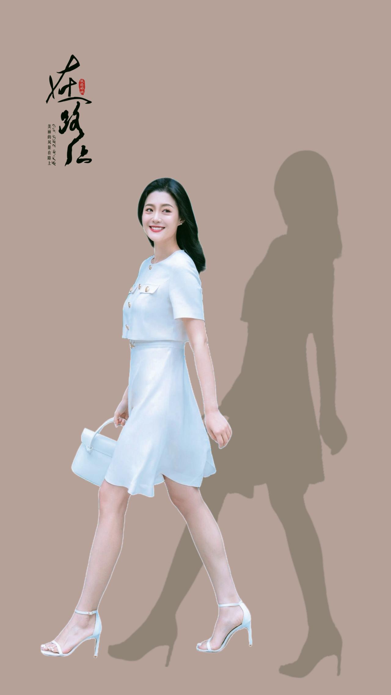 浅蓝套裙裹着风，她的高跟鞋叩在晨光里——这是职场女性的“在路上”：刚敲完晨间报表