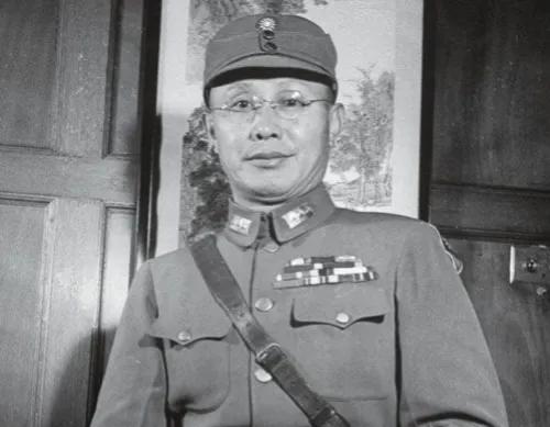 何应钦曾是蒋介石首席大将，执掌蒋的嫡系黄埔军，妥妥一人之下万人之上，但他并不满足