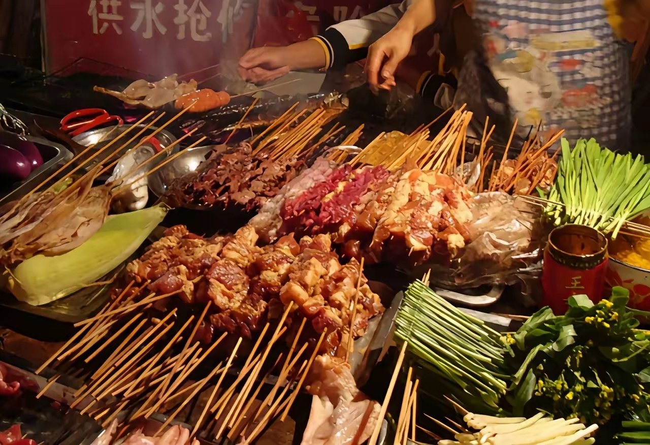 一顿烧烤把美国人干沉默了！有个中国网友连线美国网友，两人聊到半夜11点，中国网友
