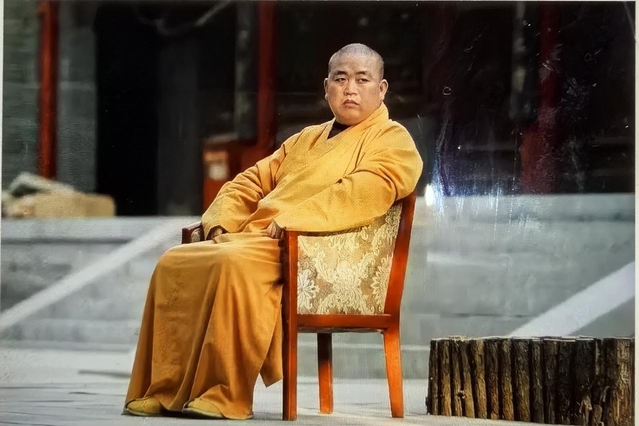 这个和尚俗名叫刘应成，可能没有一个人认识，但他的法名释永信，做为少林寺的原方丈，