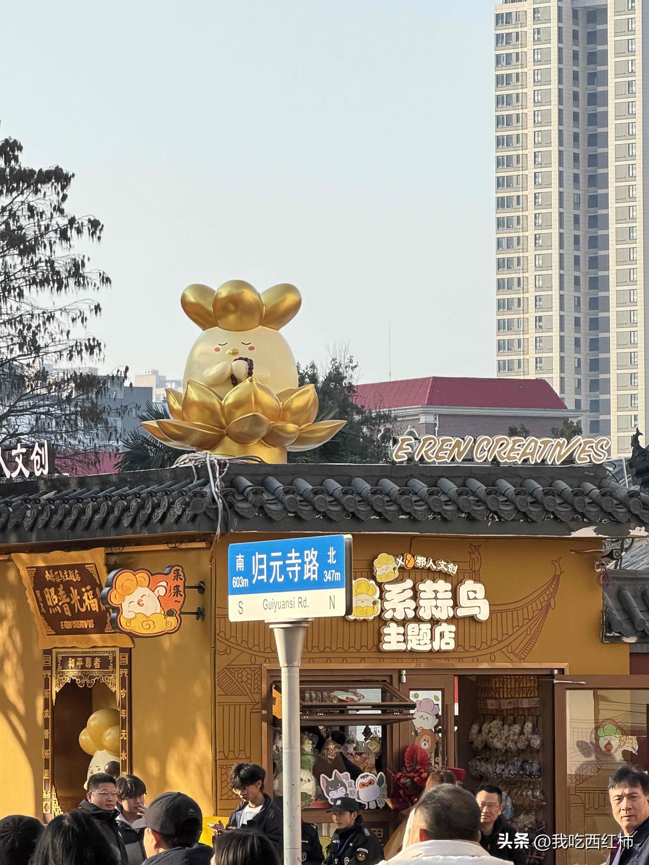 女孩子在外面一定要提高警惕
刚刚下班，我在等红绿灯，有个穿着很体面干净的阿姨过来