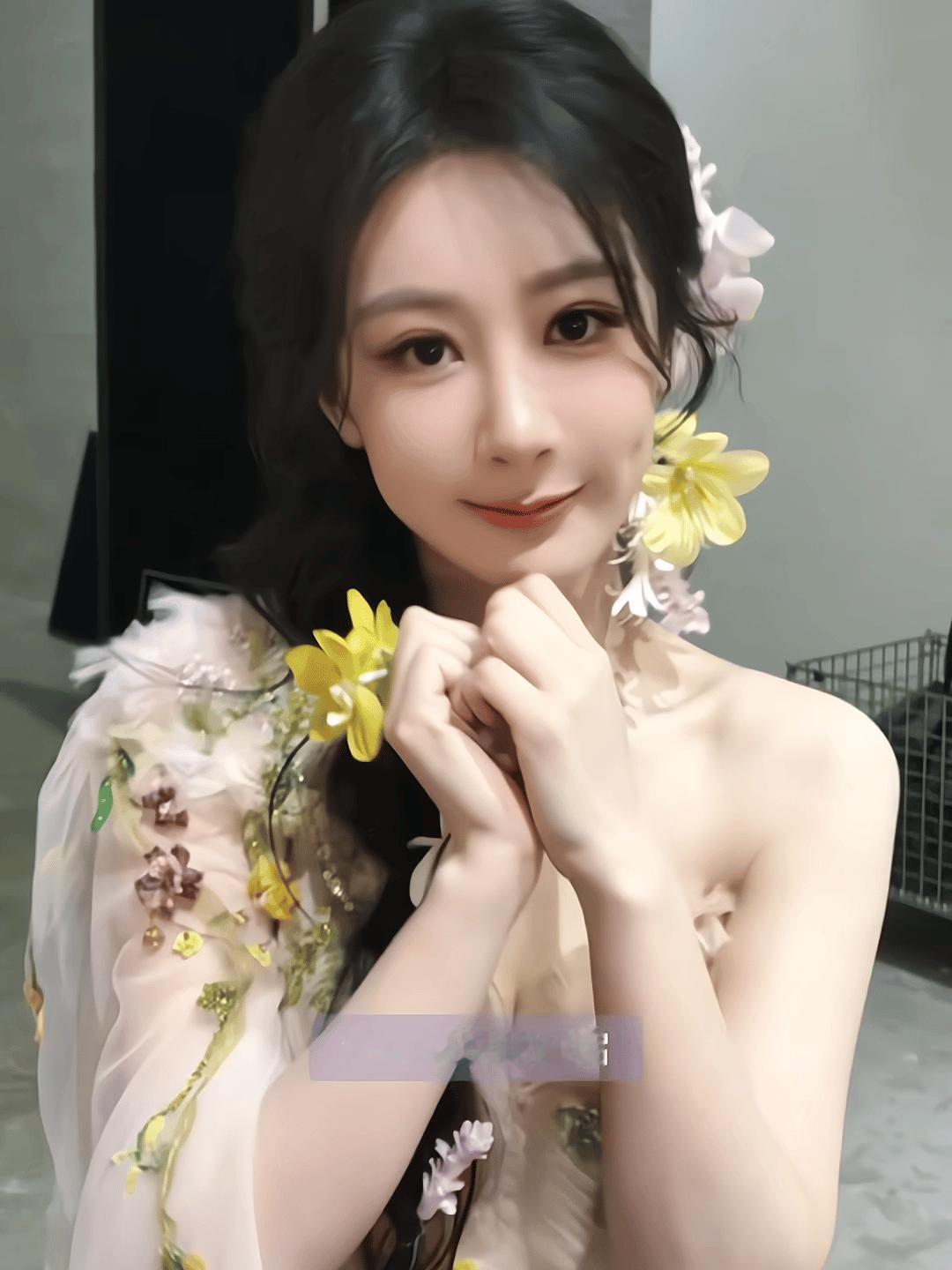杨紫杨紫发型后面是蝴蝶结周五快乐！视后努力工作，粉丝努力舔颜！开启美好一天！ 