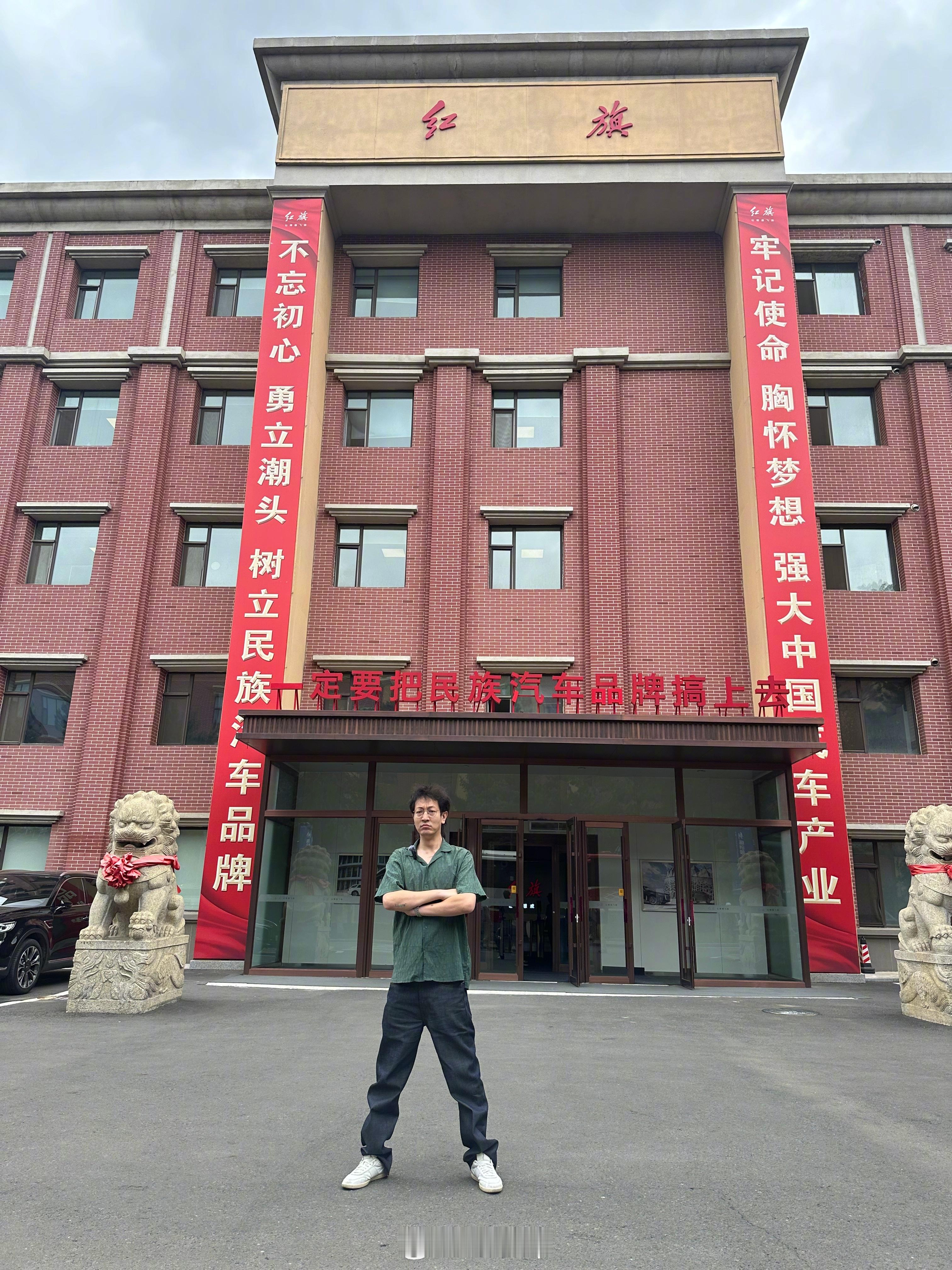 刚刚简单参观了下红旗长青工厂，原来红旗H9和E-HS9是共线总装的，一个油车一个