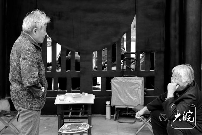 黑白摄影｜定格寿县：古城里的守候与温情