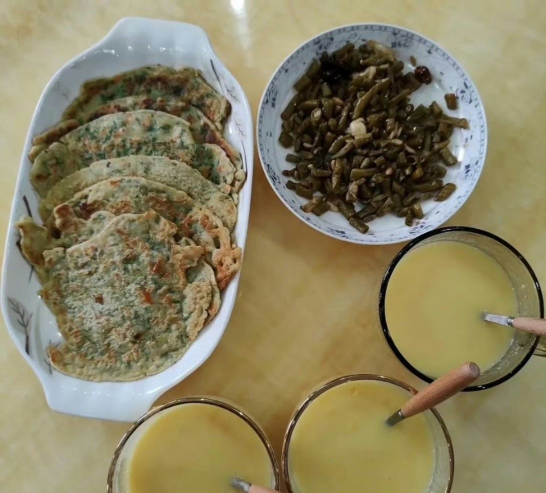 网友：左边是现女友做的饭，右边是前女友做的饭，突然有点后悔了