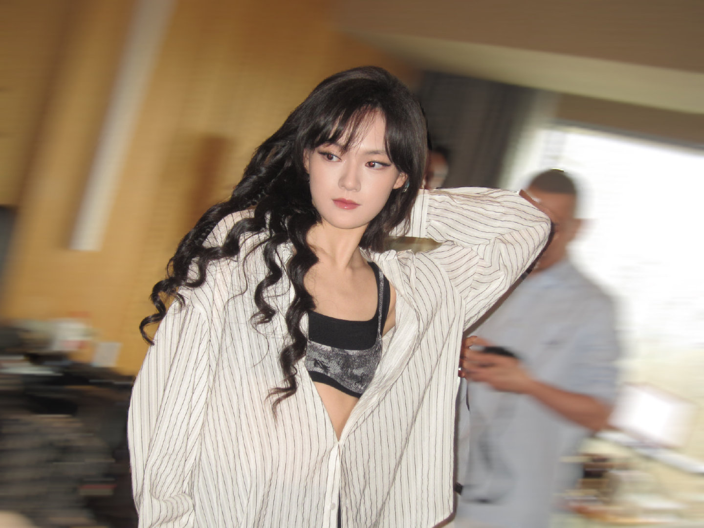 文淇的性感是自由生长的 微博之夜vlog的妆造，把她的独特色格焊在镜头里！黑文胸