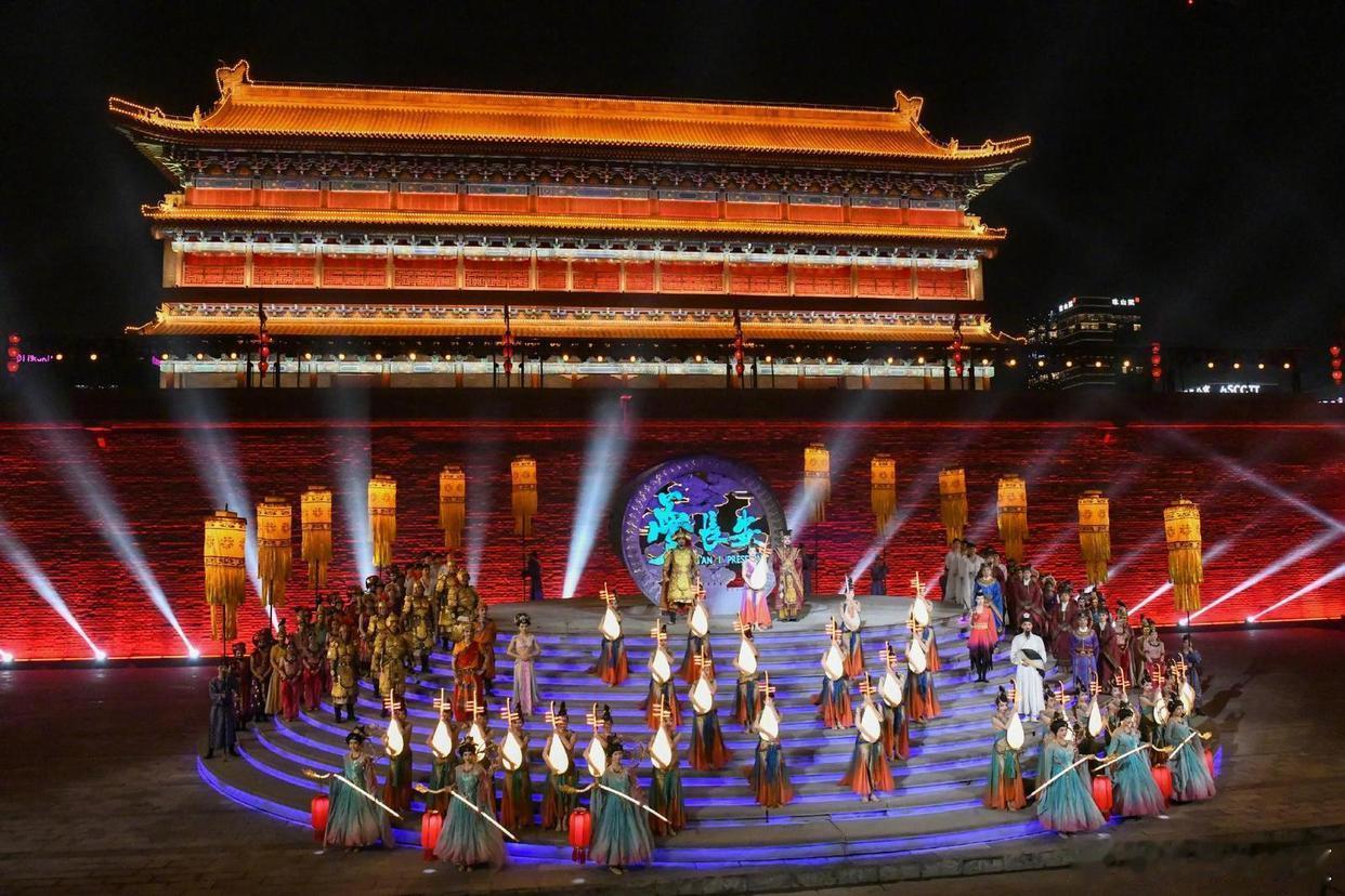 来西安一定要走一次西安城墙，作为国内现存最完整的古代城垣，14公里的周长足够你慢