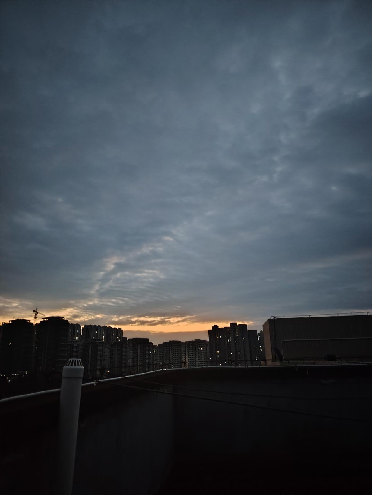 分享一张傍晚的风景照太阳落山了，留下一抹晚霞。它不肯离开白天，是因为它太热爱白天