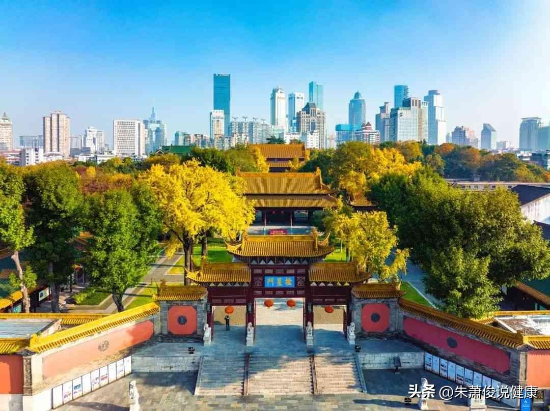 朝天宫坐落于南京秦淮区冶山之上，是江南现存规模最大、保存最为完整的明清官式古建筑