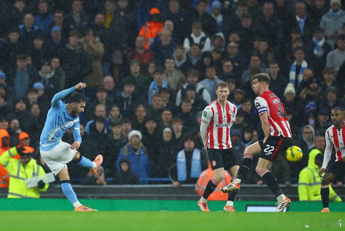 曼城2比0布伦特福德 与上轮联赛首发相比，瓜迪奥拉轮换了7名队员，这显示了曼城的