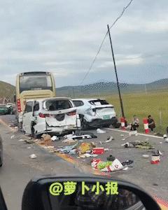 十来辆车撞了，果然小米最扎眼。
这是网友近日发布的交通安全警示视频，双节出行要格