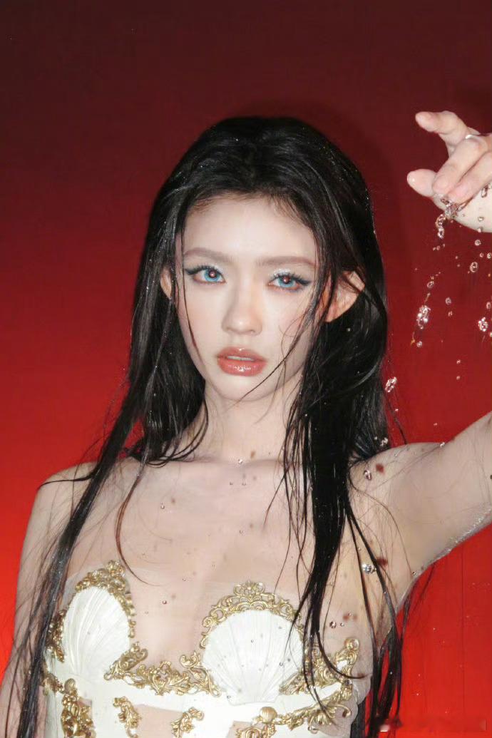 林允湿发半裸造型林允也太适合这个造型了吧！蓝瞳搭配湿发，仿佛深海里的美人鱼本鱼，