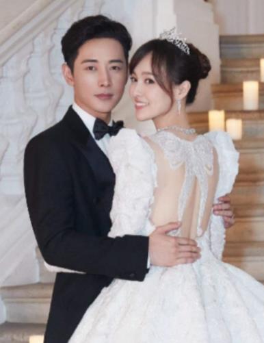 罗晋眼里没光了 有网友在辽宁大孤山遇到44岁罗晋祈福。当时的罗晋没戴墨镜口罩，头