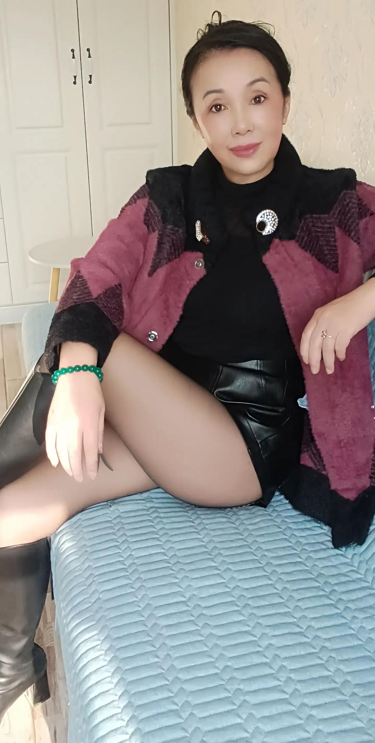 优雅穿搭指南：复古毛衣+高跟靴，尽显时尚魅力！