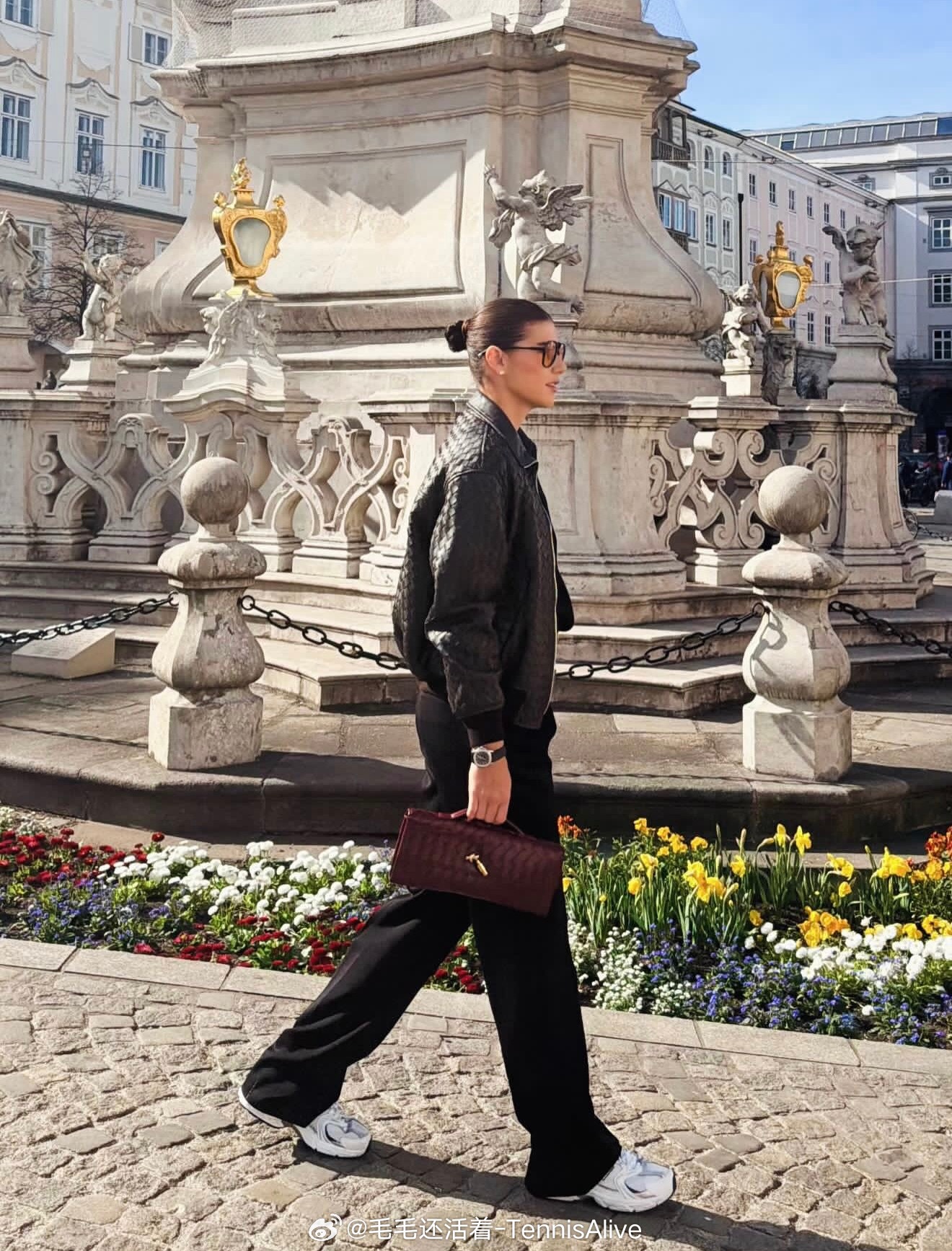 科斯蒂亚的穿搭你给几分？这BV皮衣应该很贵吧？