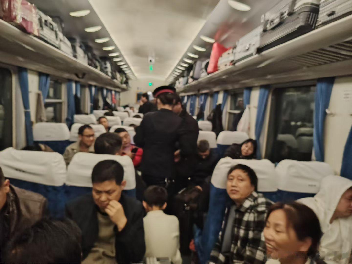 如果您想体验春运的感觉，就上绿皮火车K770次，来一次武昌至十堰的跨夜短途旅行，