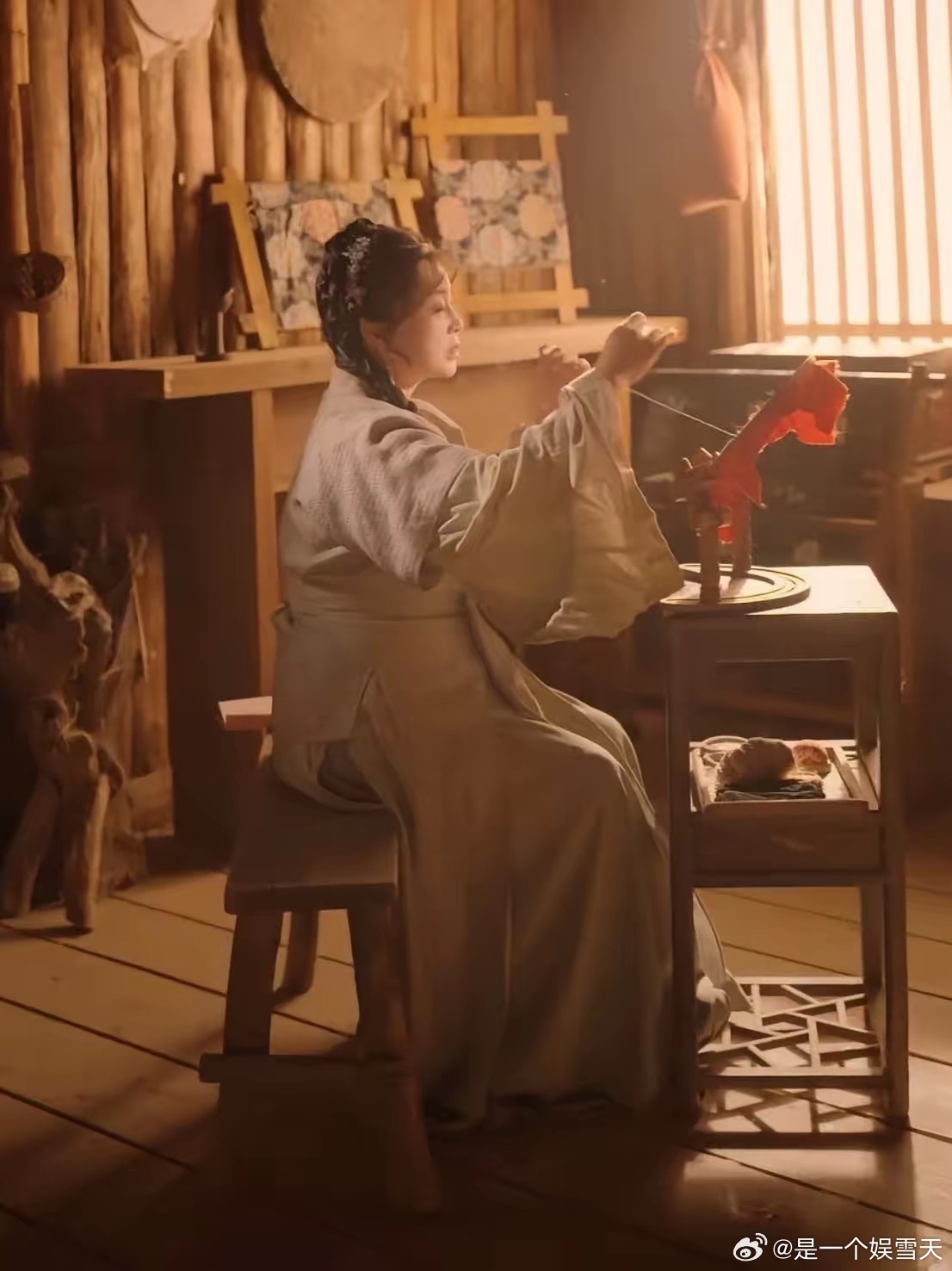 女明星里，我最搞不懂的人就是刘晓庆了，明明经常锻炼，脸保养得也很年轻，为什么身材