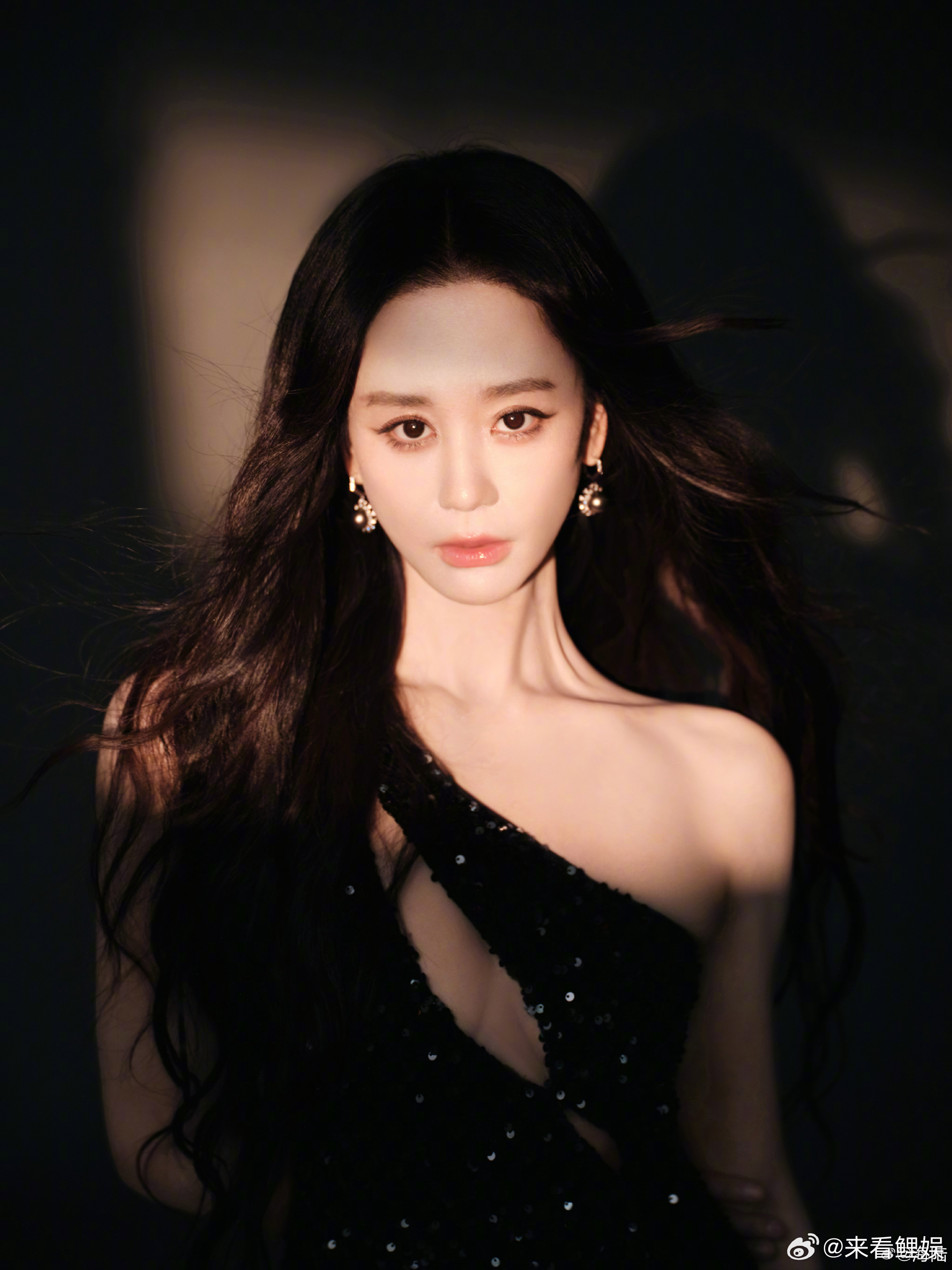 海陆变样了没了早年的婴儿肥和怯感，海陆瘦得轮廓分明，成熟女性的松弛感太让人喜欢了