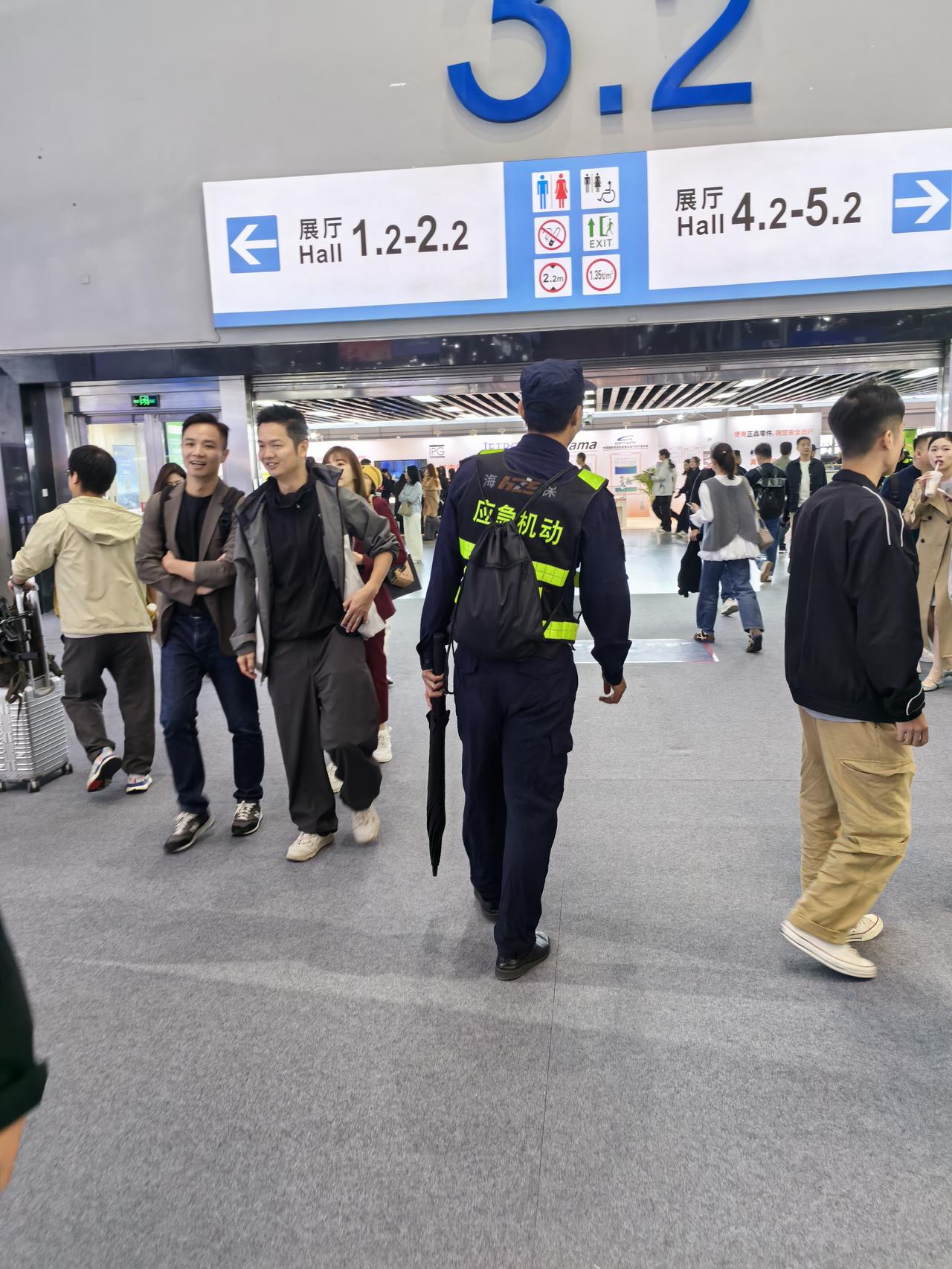 广州晴空万里，为什么要带伞呢？有知道这是干啥用的吗？【来自懂车帝车友圈】