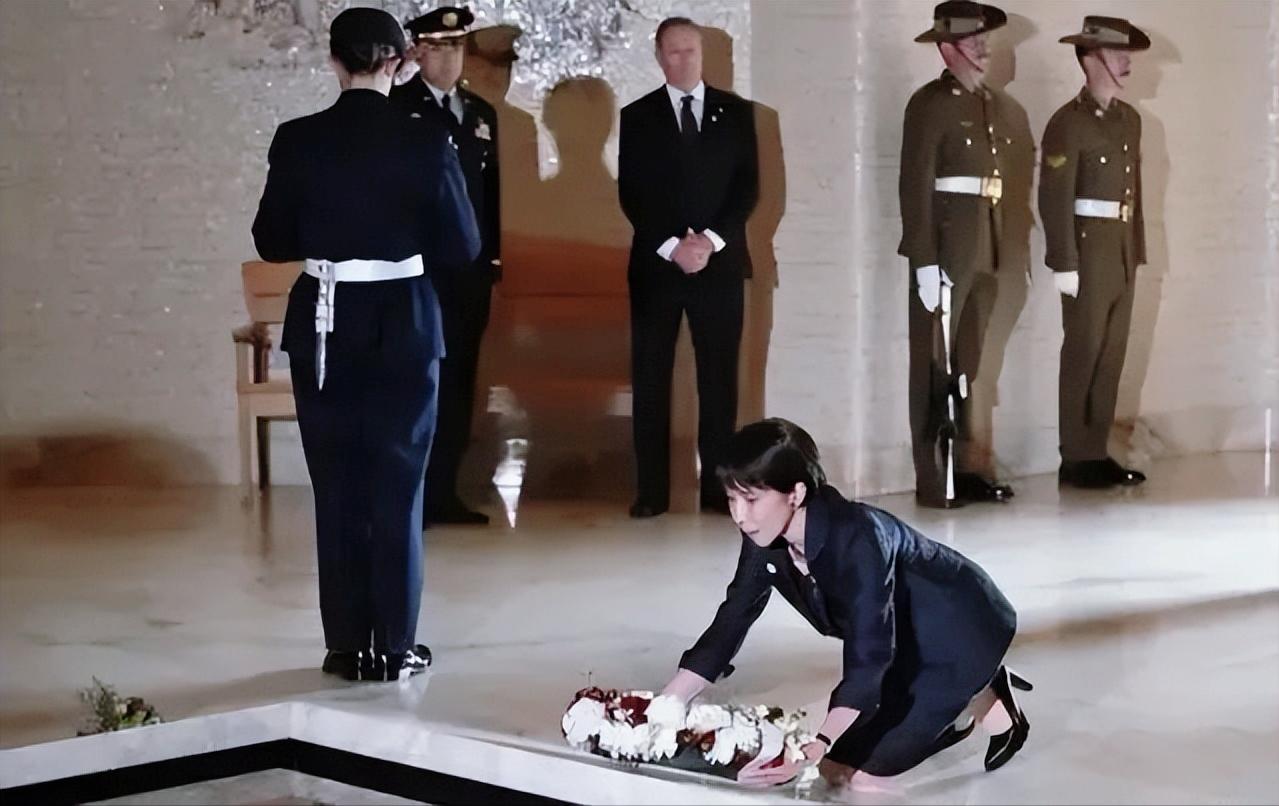 日本首相高市早苗，不远万里跑到澳大利亚，在战争纪念馆对着无名战士墓，“扑通”一声