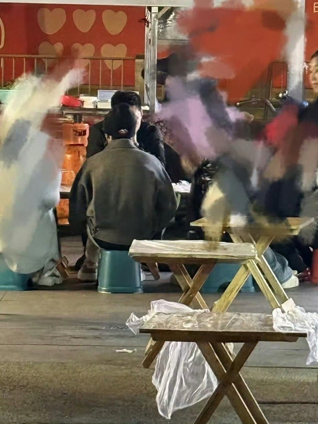 吃路边摊偶遇檀健次 在路边摊偶遇了檀健次，这也太接地气了吧，这个背影真的超可爱[