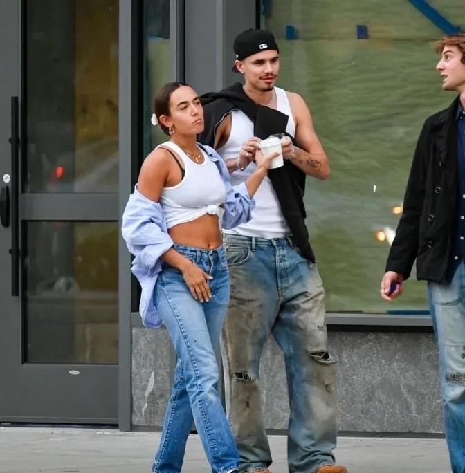 小贝家的老二罗密欧最近也是不消停，刚和前女友米娅分手半年，就找到了新女朋友，这回