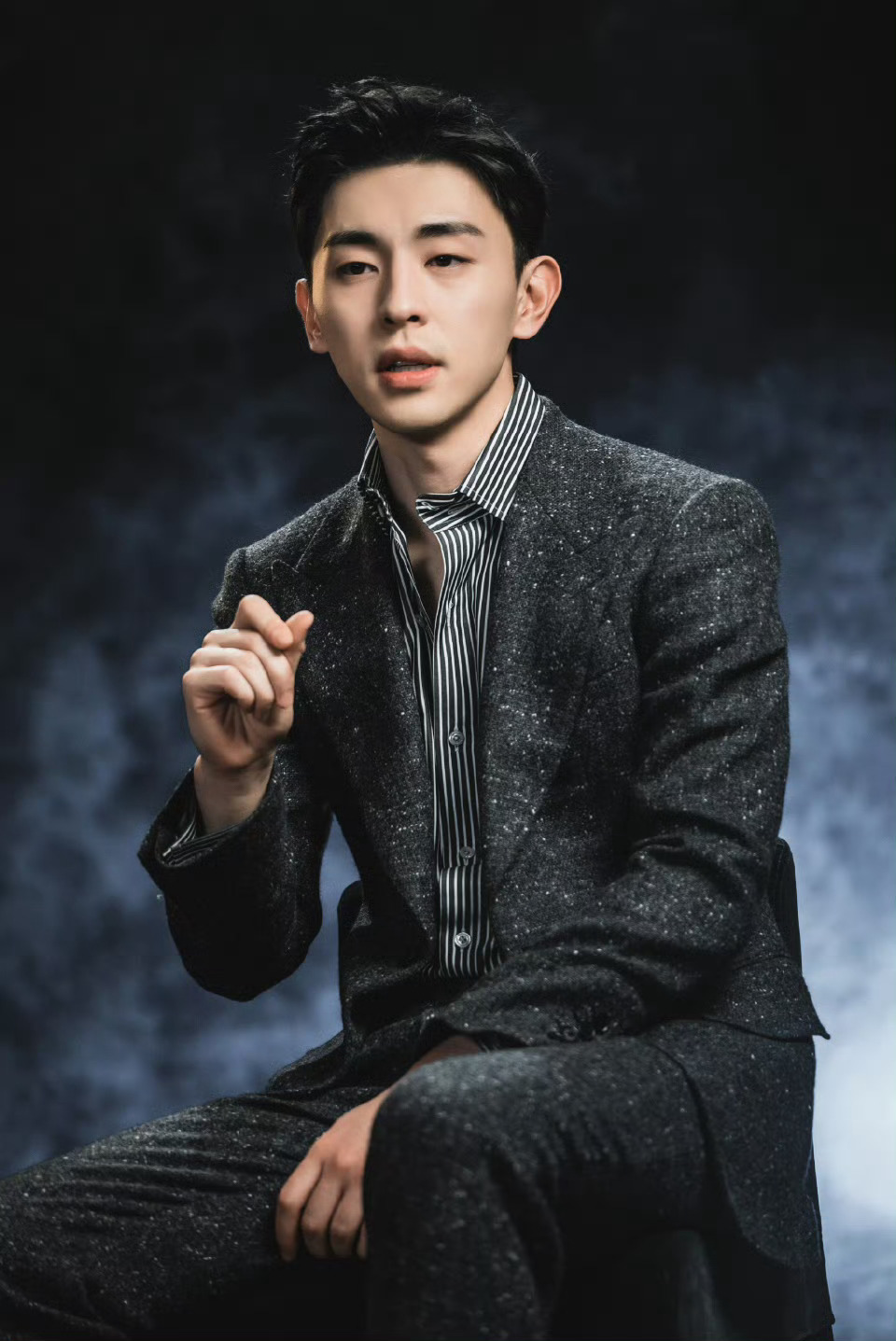 邓伦 生命的定义就是拥有明天。它不像“未来”那么过于遥远与空洞。它就守候在门外。