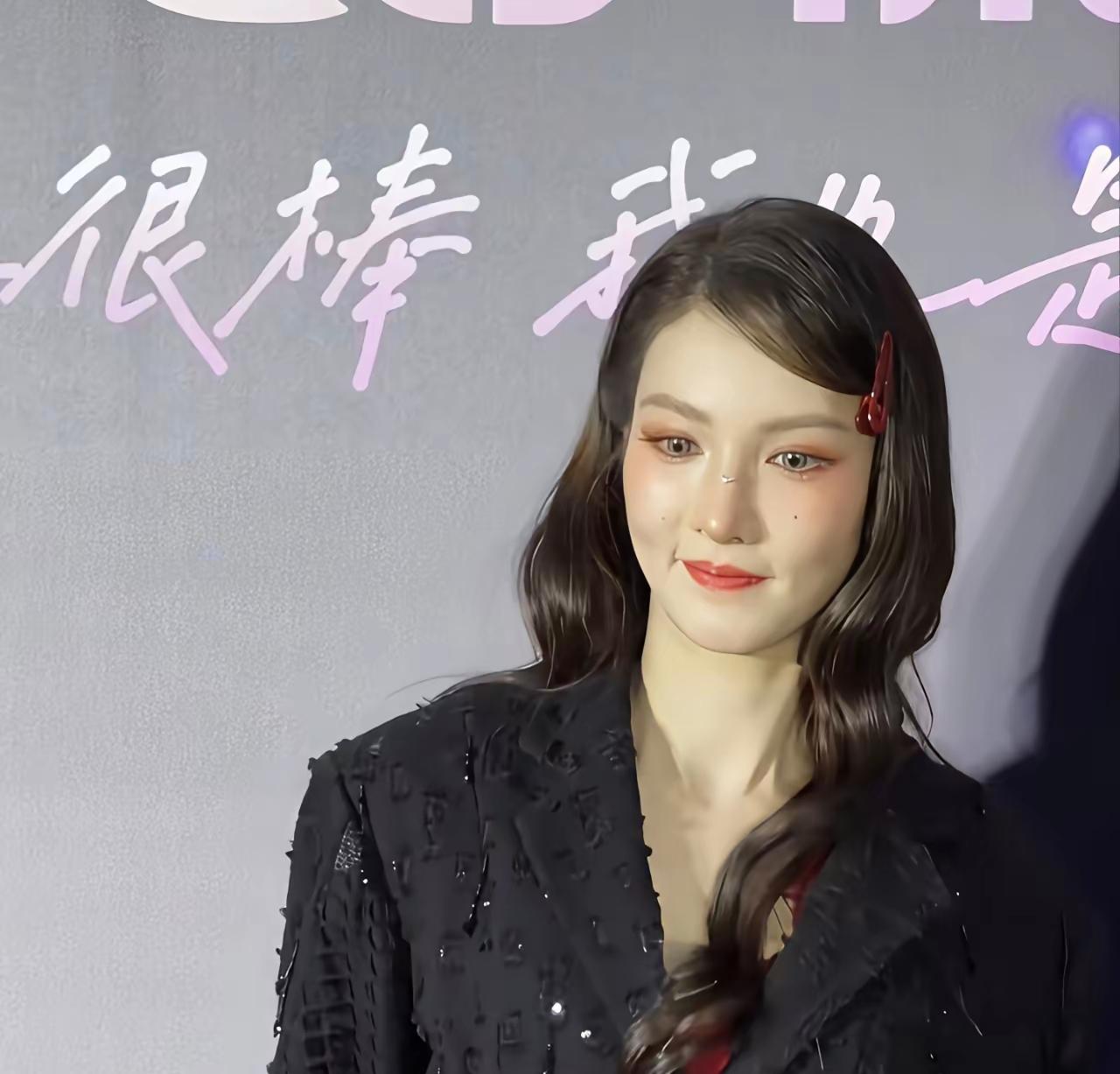 果然，
明星的尽头是医美！
金晨以前那么灵动的一个女孩子，居然也会去做医美！
