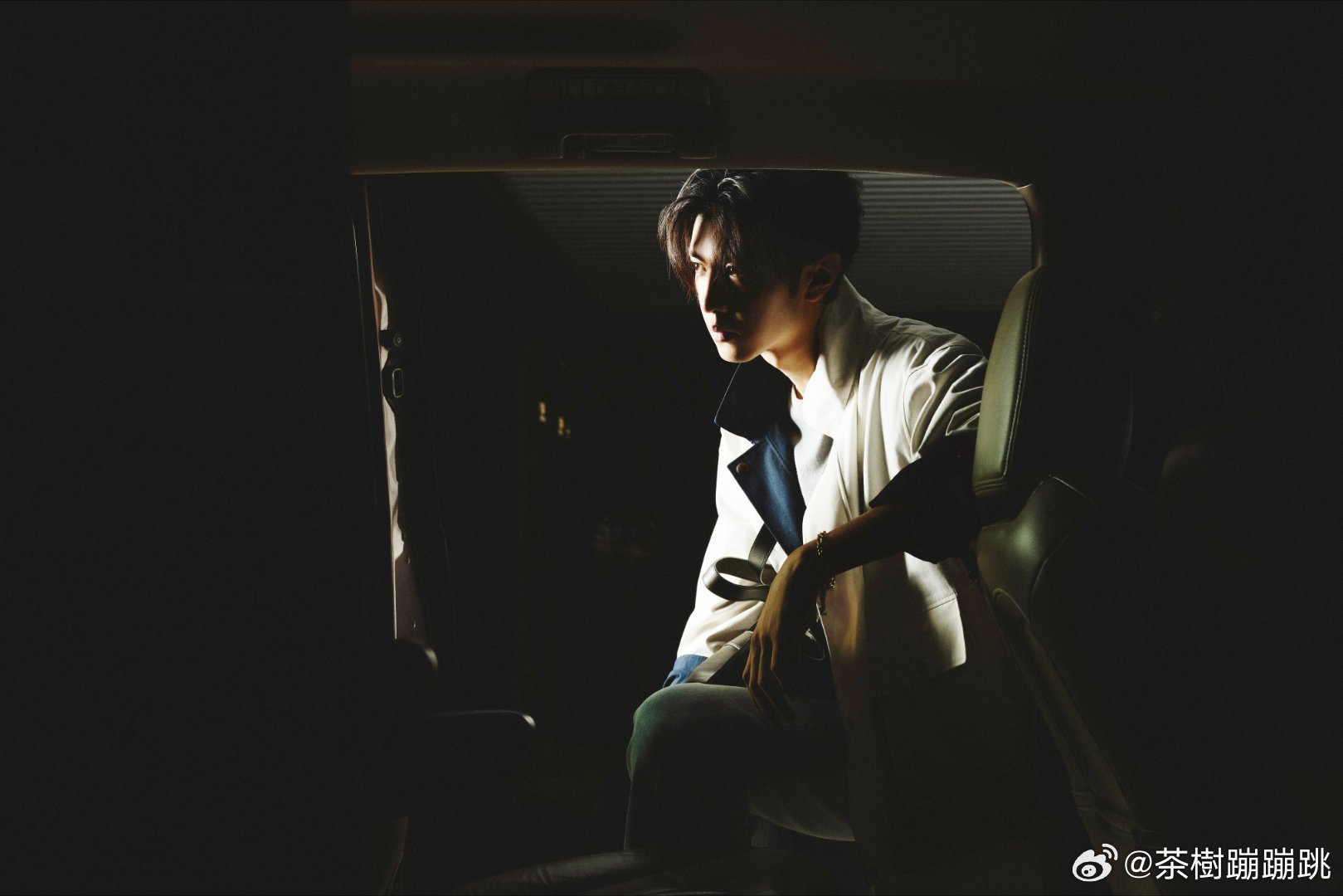 陈哲远巴黎时装周出发 看了陈哲远的路透图，感觉巴黎的风都要为他让路，这氛围感太绝