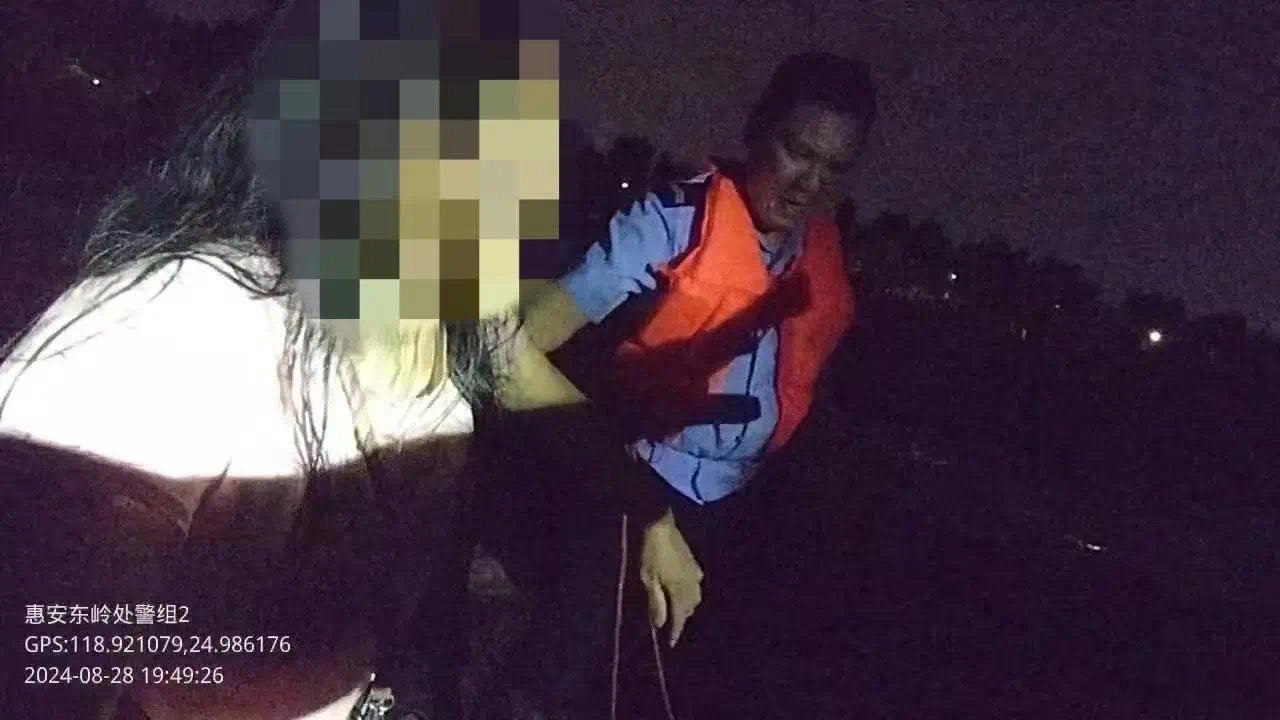 #福建一女子癫痫发作栽进水渠报警求助#8月28日晚上7时许，泉州东岭派出所接到辖
