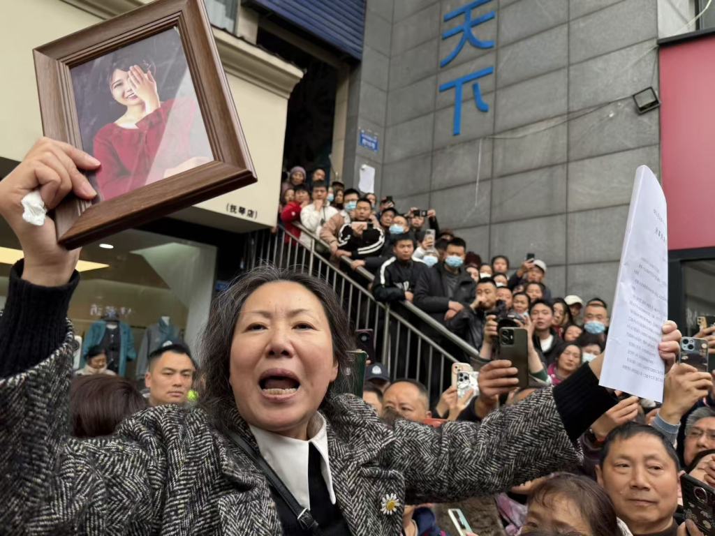 “成都女子家门口遇害案”一审宣判，被告人及被害人家属均称不满