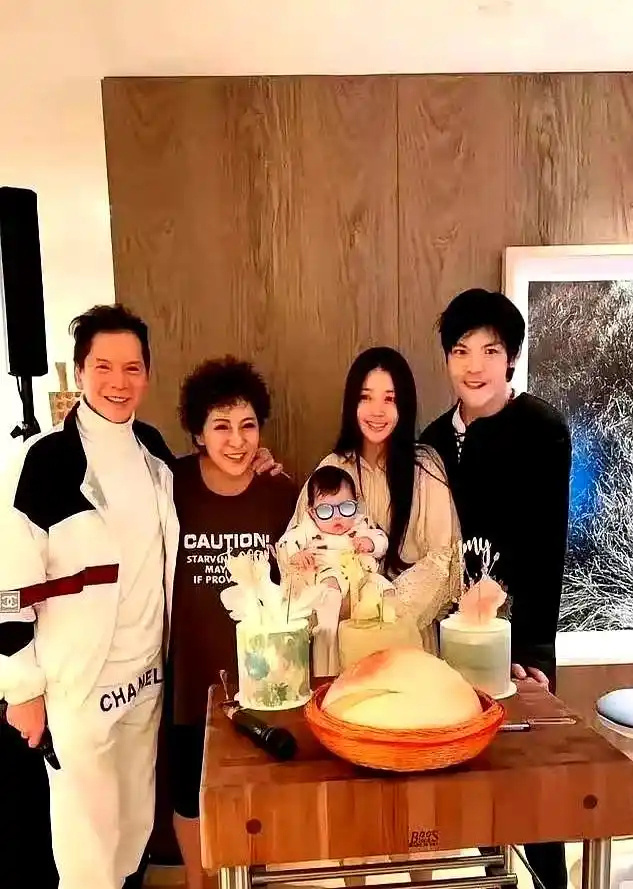 向太最骄傲的资本不是12亿，而是她孙女这张脸，5岁的小奶黄正脸一出 