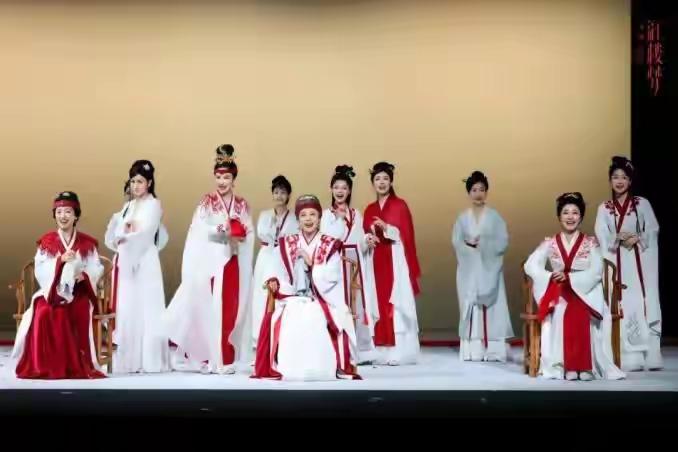 关于话剧《红楼梦》和舞剧《紅楼梦》
这两个剧种的红楼梦我都没有进剧场观看过。只是