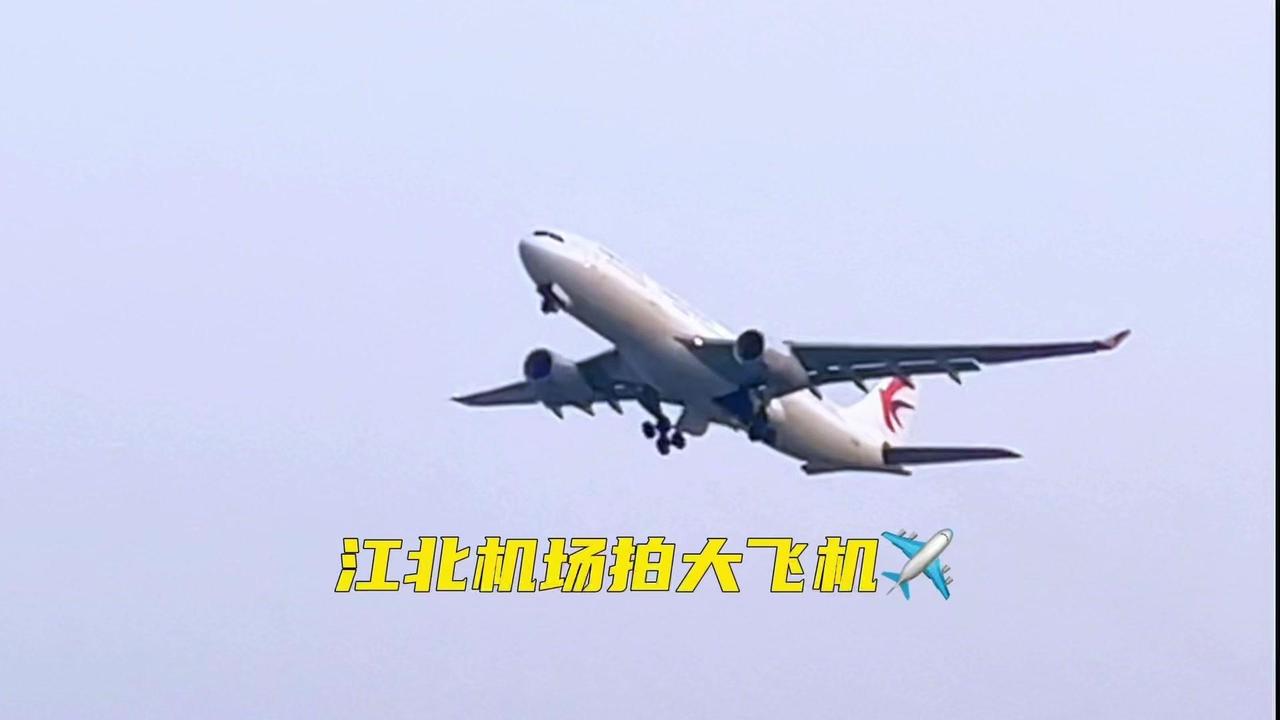 ✈️跟着我去江北机场拍飞机。

1️⃣T2航站楼候机楼休息厅
机场一片繁忙，飞机