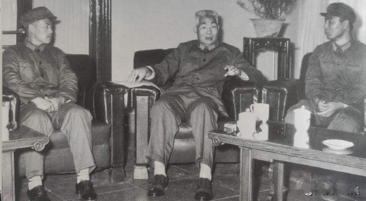 1965年9月26日或27日，海军司令员萧劲光大将在北京亲切接见两位刚刚创造空战