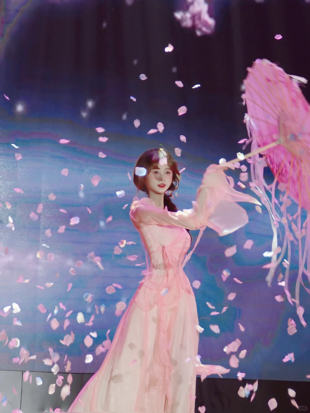 在北航迎新晚会撒花瓣