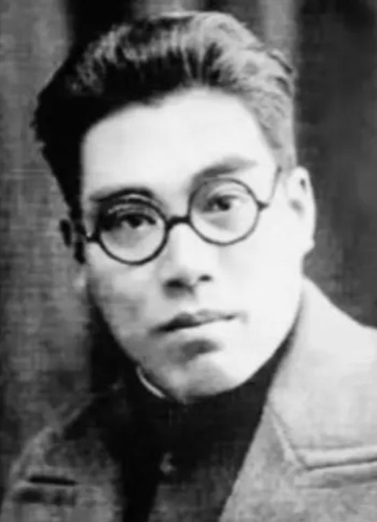 1941年，一个怀着六个月身孕的女人，牵着6岁的女儿，走进了日军司令部的大门。她