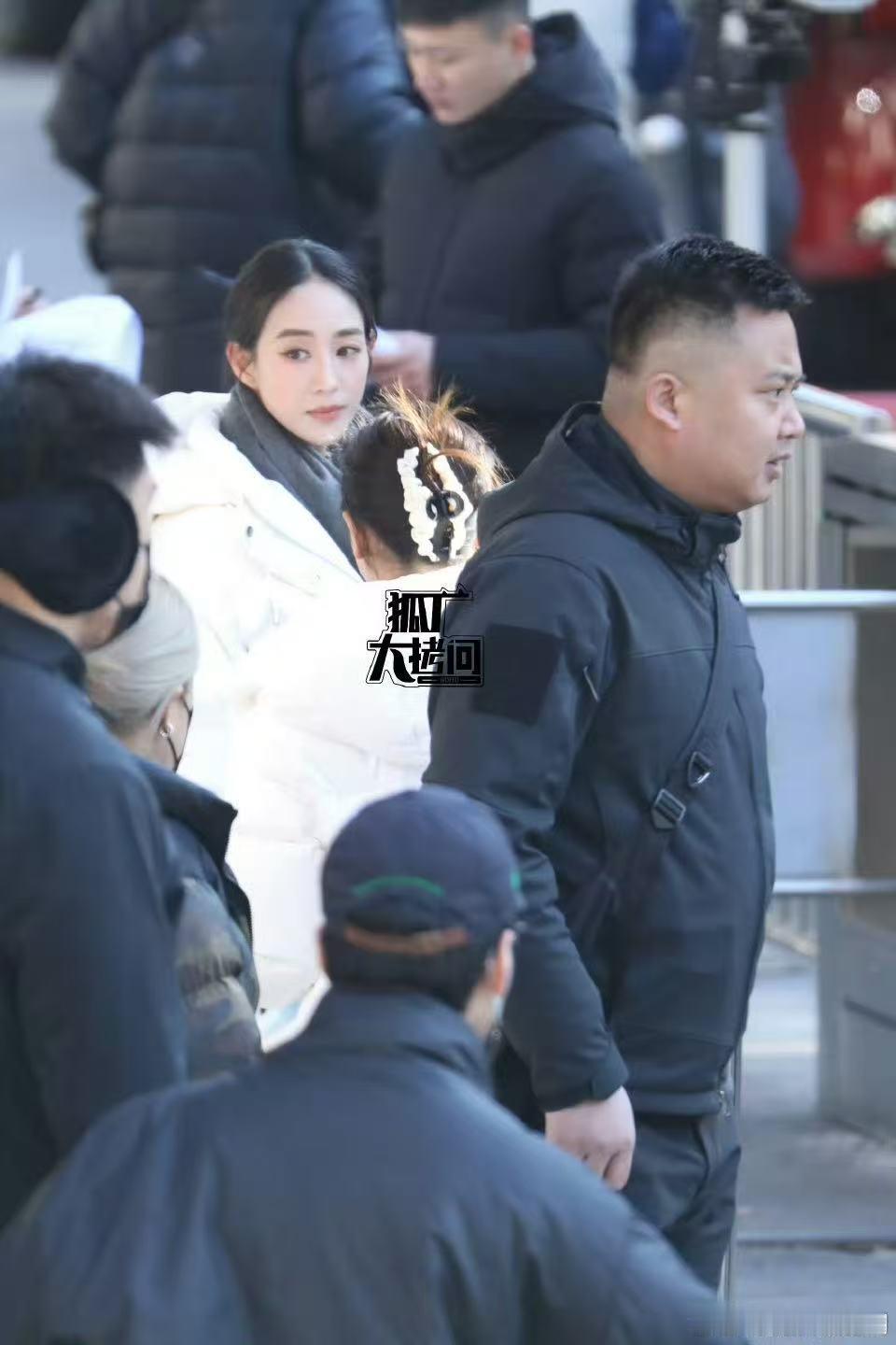 张钧甯的拉背开肩法真的很酸爽  张钧甯美得也太出众了！春晚彩排这种马路边的真实街