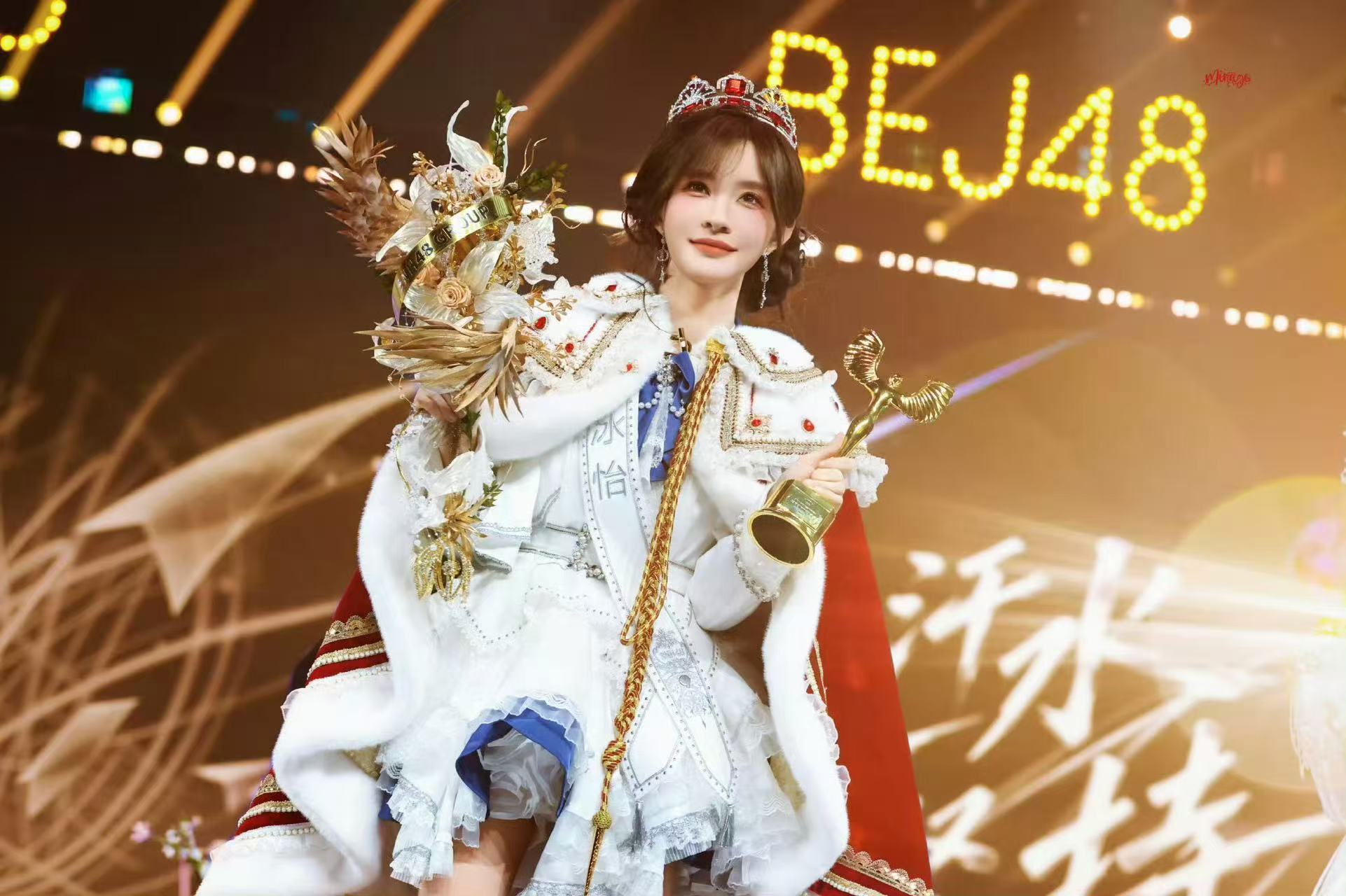 杨冰怡蝉联双冠发表感言 最后一次穿红披风站在领奖台的样子太戳人，以后就甩开膀子往