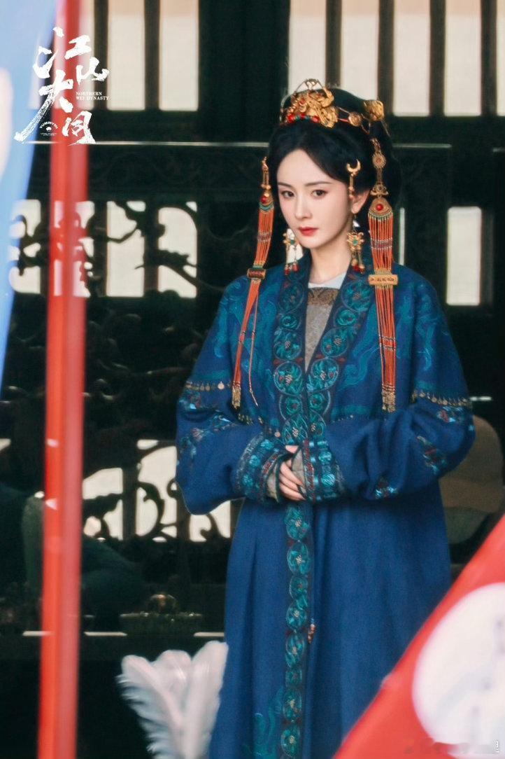 谁敢信这是同一天的杨幂杨幂完全演出了不怒自威的灵气这衣服真的衬的杨幂美呆了 