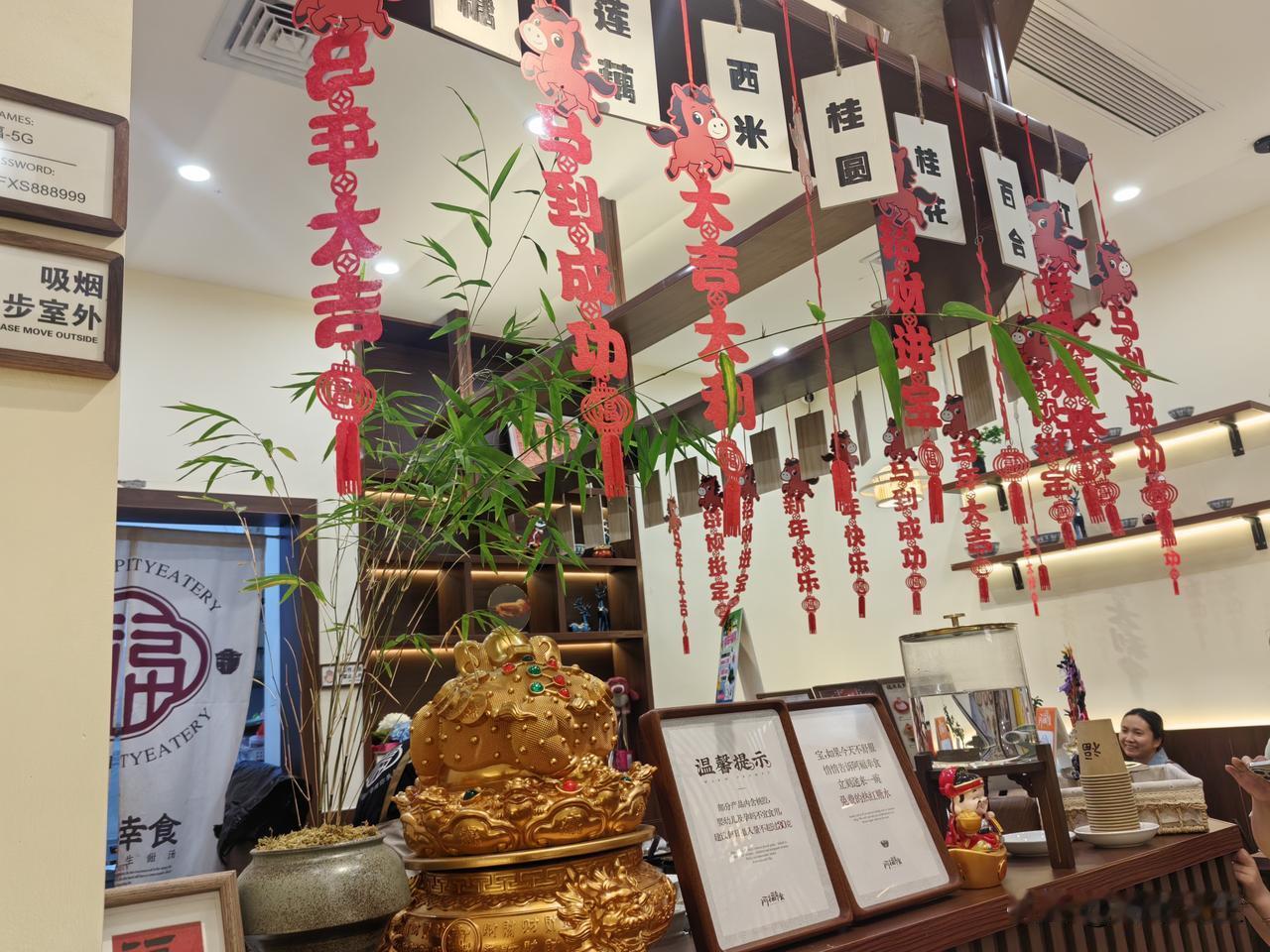 其实我觉得这东西并不好吃，虽说环境还算可以，装修也挺别致。由于今天暴雨，直到下午