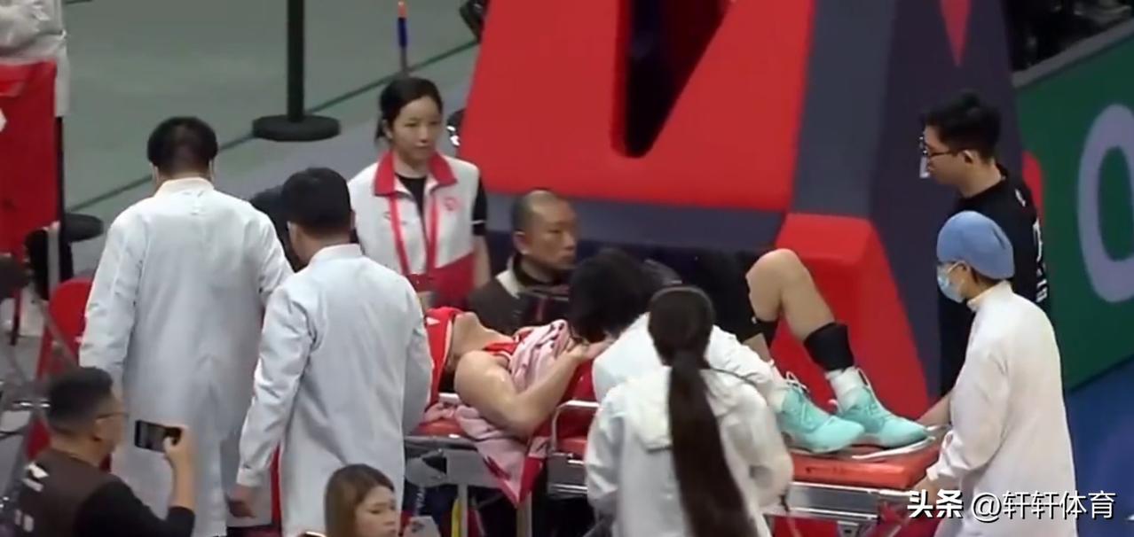 突发！突发！突发！郭艾伦突破再次受伤退赛，在刚刚结束的一场CBA补赛中，广州龙狮