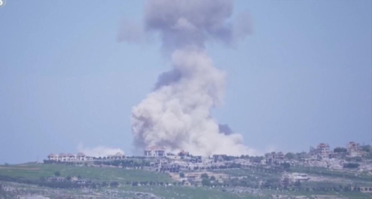 硝烟在黎巴嫩南部的城镇上空升腾，猛烈的爆炸将建筑夷为废墟。地面上坦克轰鸣，热成像