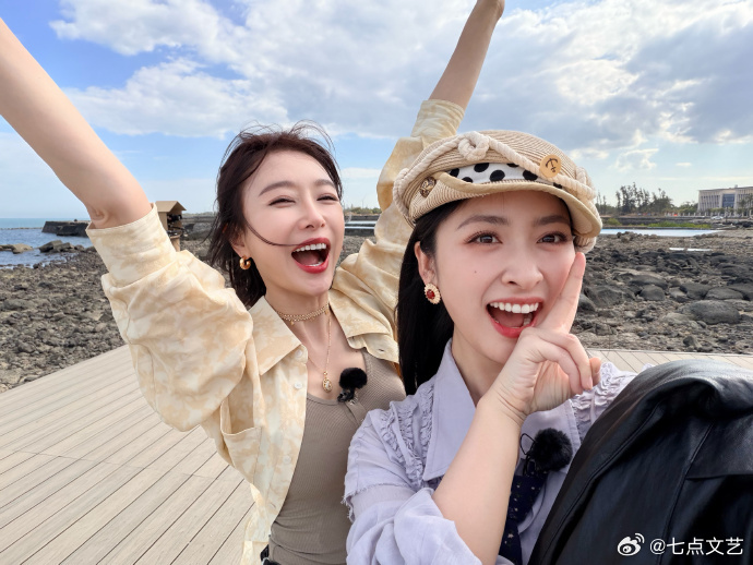 沈月抱着必出图的决心来的 海边定格治愈瞬间，元气月仔与好友同框，欢乐值拉满，今晚