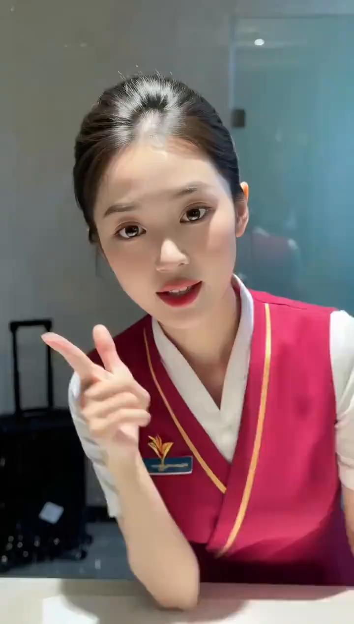 你可能不知道我，但是你一定听过我的声音。亲爱的朋友们，我们的飞机即将着陆，请您再