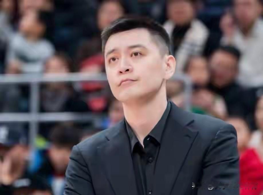 震撼，杨鸣居然下课了！要知道，他可不是一般人，而是辽宁男篮的著名运动员、CBA赛