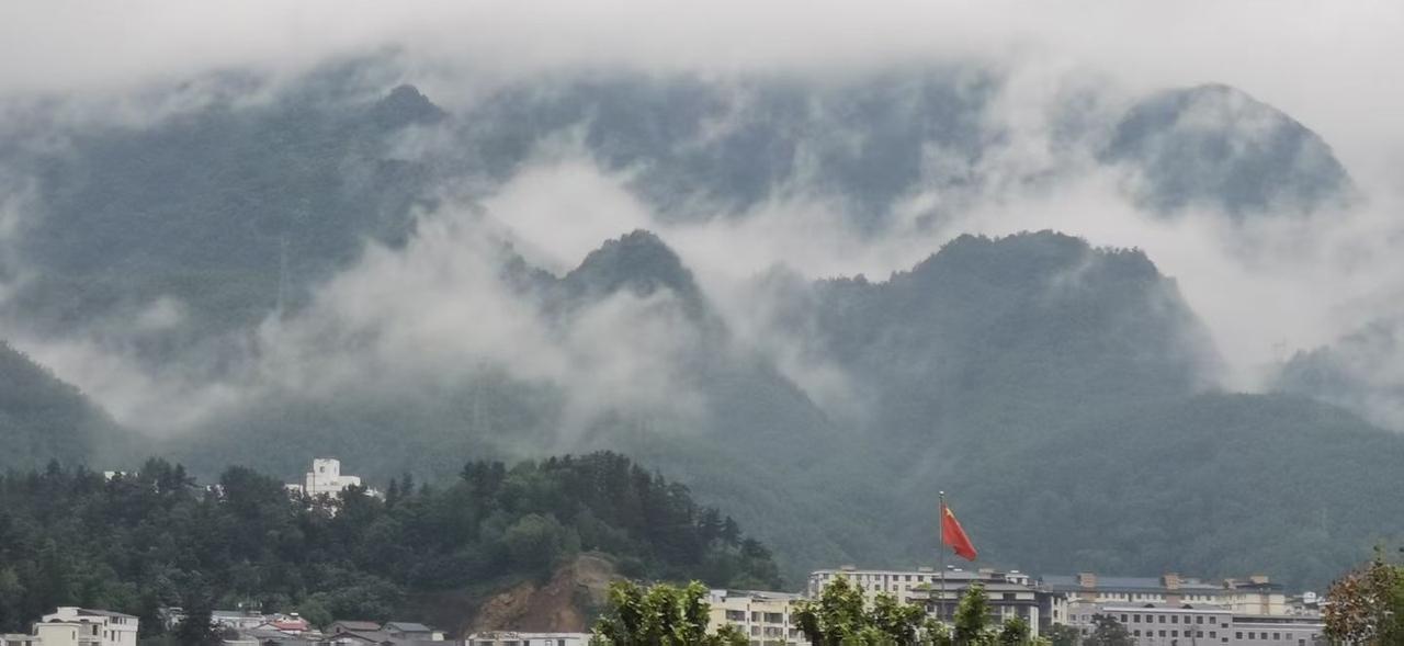 山那边，山的那边……享受大自然 总有人翻山越岭为你而来 行走山水间 慢下来看世界