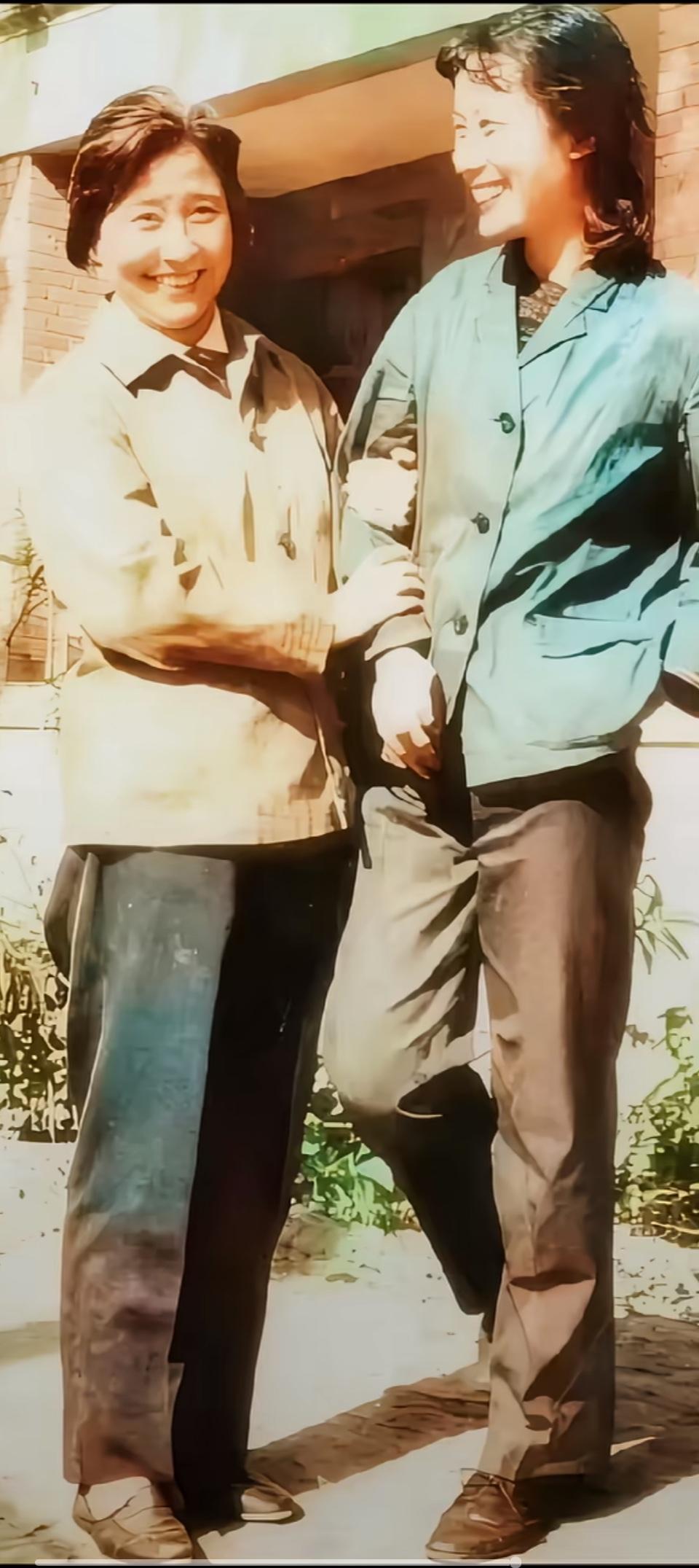 1977年，中央音乐学院拍下蒋英与学生祝爱兰的合影。蒋英是国内顶尖声乐教育家，放